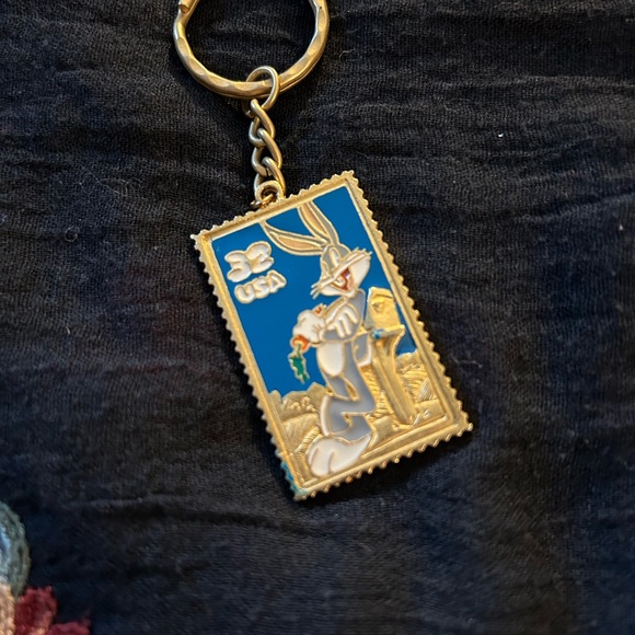 VTG Gold Tone Bugs Bunny Collector Stamp keychain. Dated 1992, In good condition - Picture 2 of 6